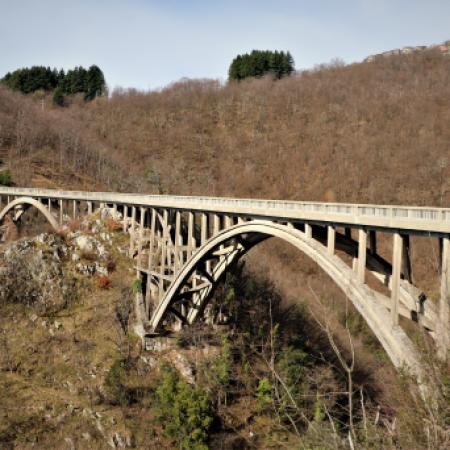 lo storico ponte Vergai a Villa Collemandina